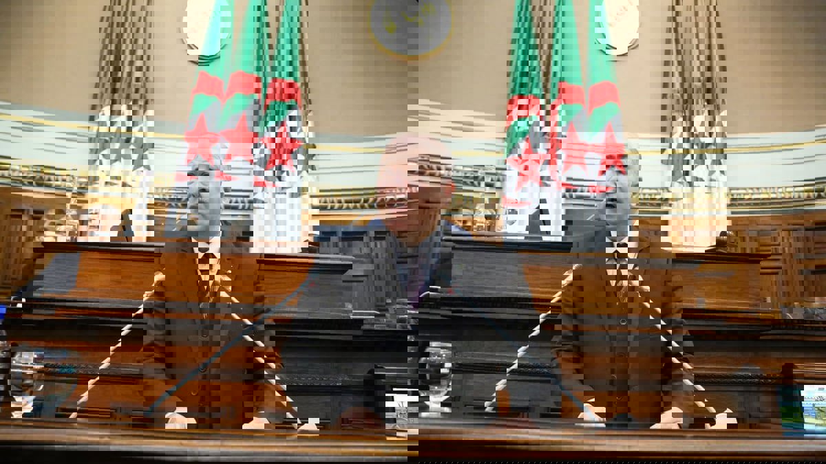 تقرير: رئيس الوزراء الجزائري الجديد "محاصر" بسبب سياسات تبون  ‎‎