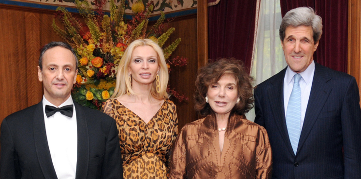 زوجة السفير الكويتي في واشنطن تبهر جون كيري..(صورة)