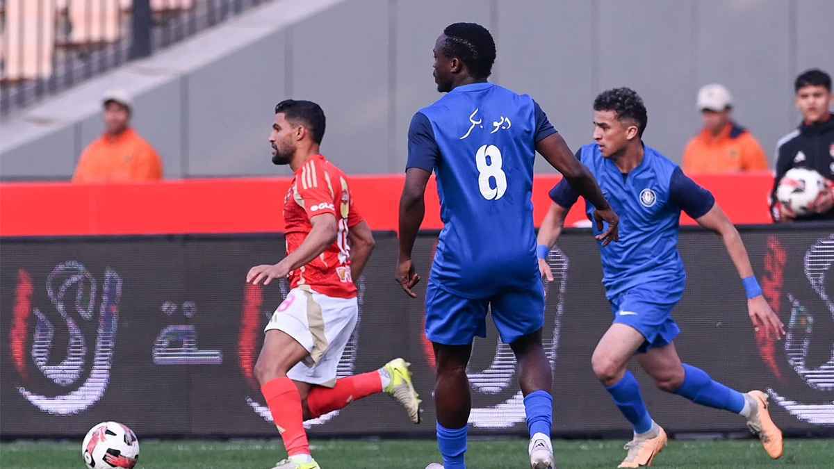 اشتباه بشرخ.. نقل مدافع الأهلي المصري إلى المستشفى (فيديو)