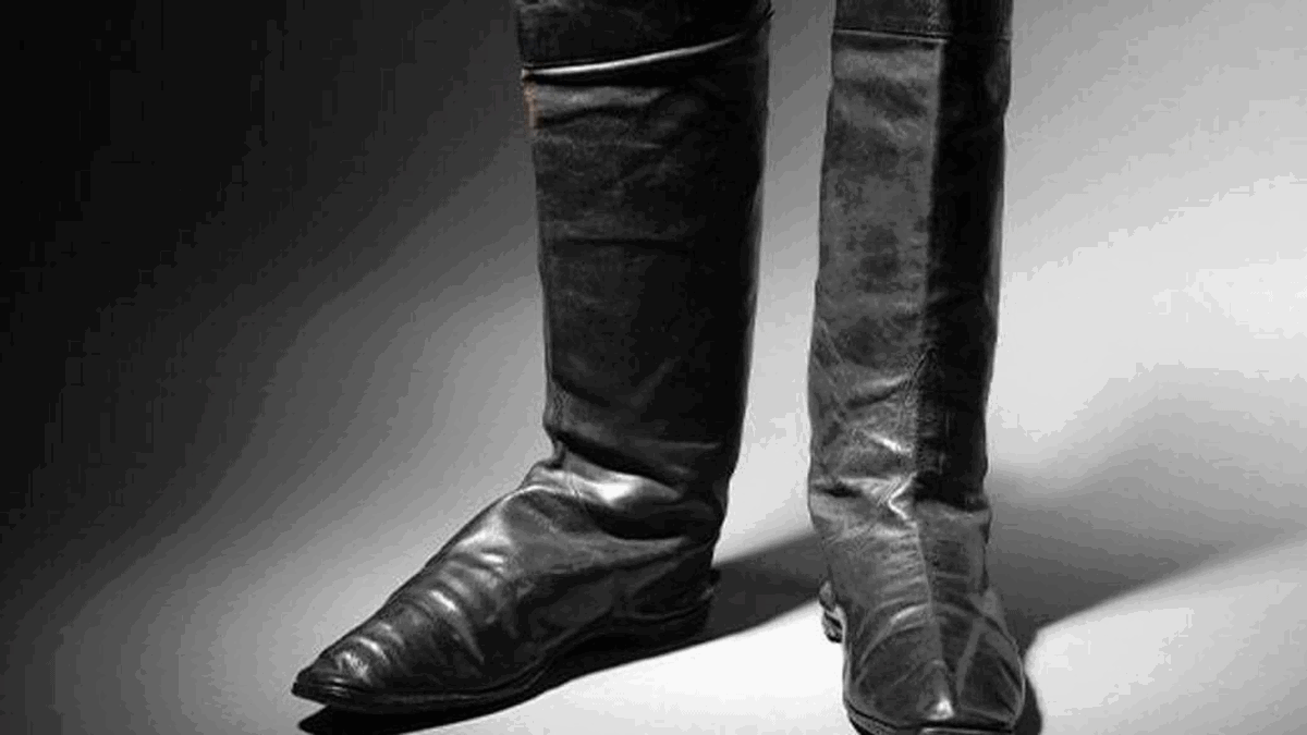 أتريد انتعال حذاء نابليون؟.. دار مزادات فرنسية تتيح الفرصة (فيديو)