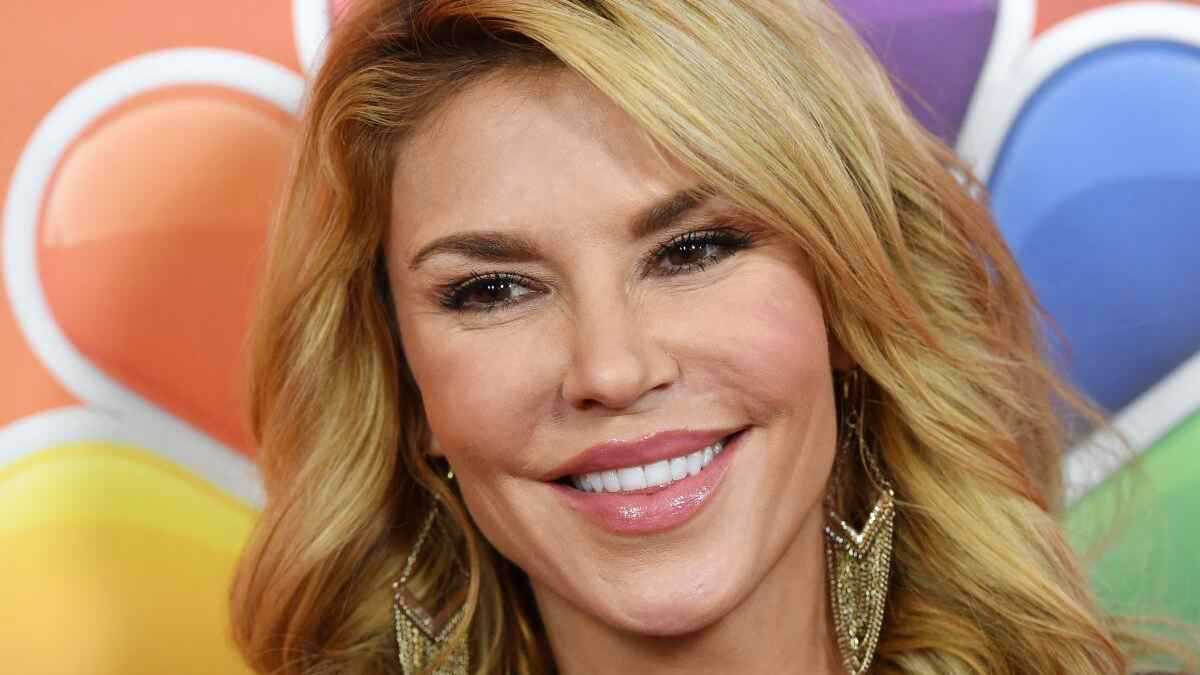 حيلة الجمال تتحول إلى كابوس.. وجه براندي غلانفيل "يحترق" (فيديو)