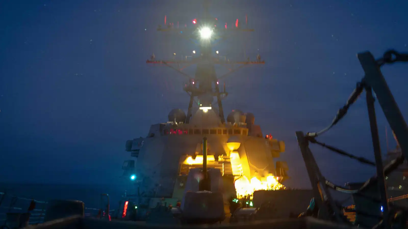 إيران تؤكد انسحاب "أبراهام لينكولن" بعد قصفها بالصواريخ والمسيرات