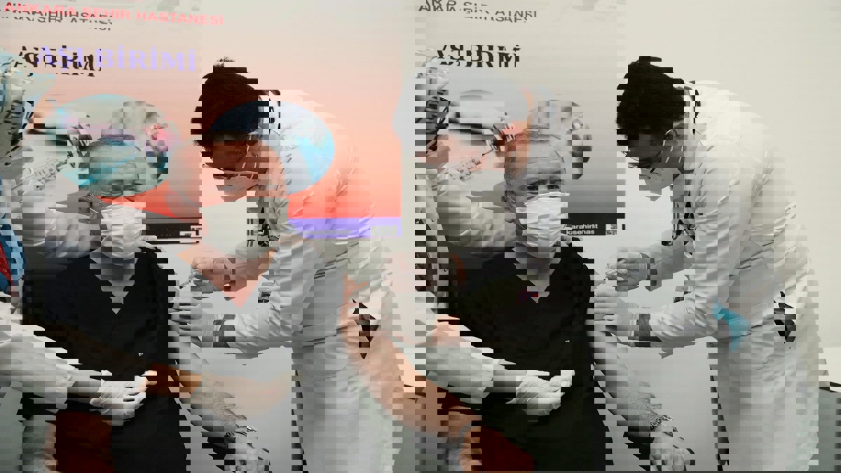 أردوغان يتلقى لقاح كورونافاك الصيني لطمأنة مواطنيه‎ (فيديو)