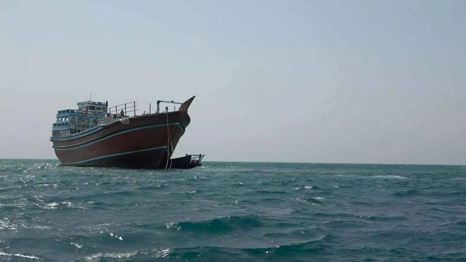 اليمن يحبط تهريب شحنة إيرانية قبالة باب المندب (صور)