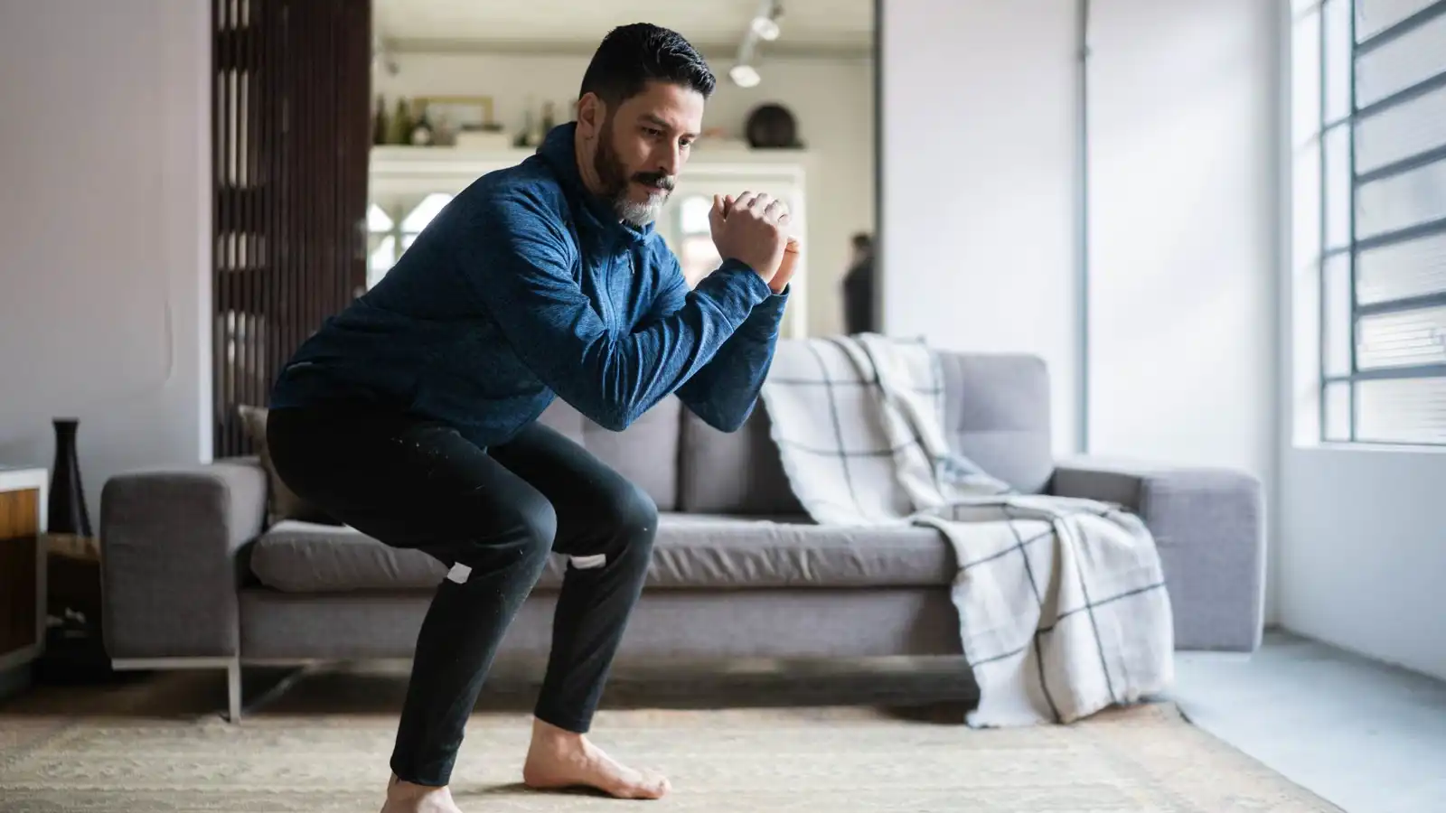 تمرين "القرفصاء" بعد الوجبات.. وسيلة فعّالة للتحكم في السكر بالدم