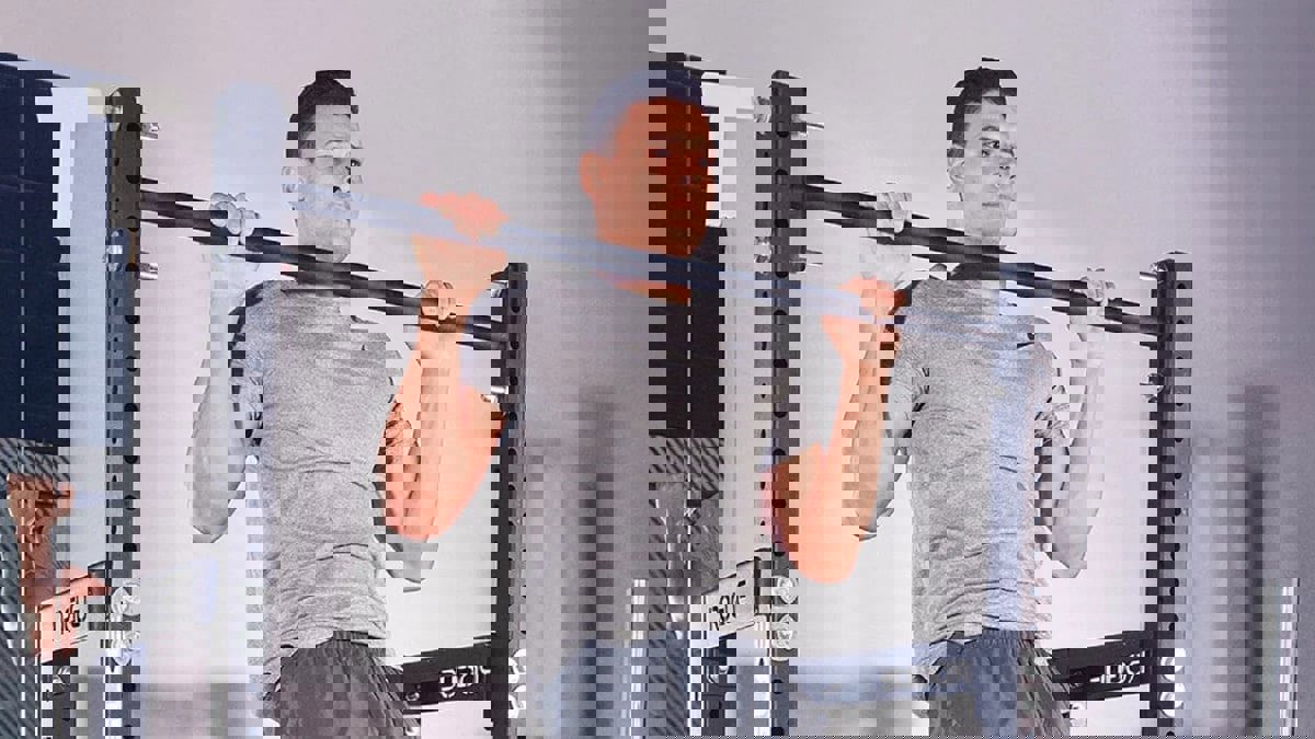 أفضل 10 تدريبات لتقوية عضلات الكتفين بعيدا عن "الجيم"