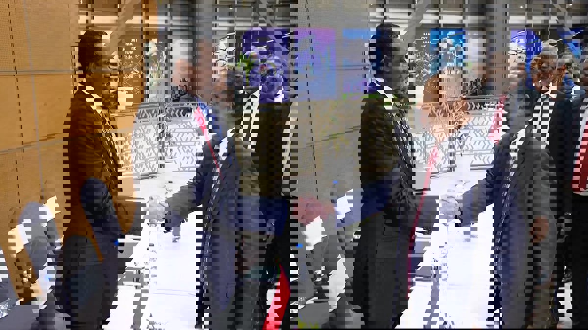 حمدوك يقود مباحثات قوى سودانية مع حميدتي لوقف الحرب