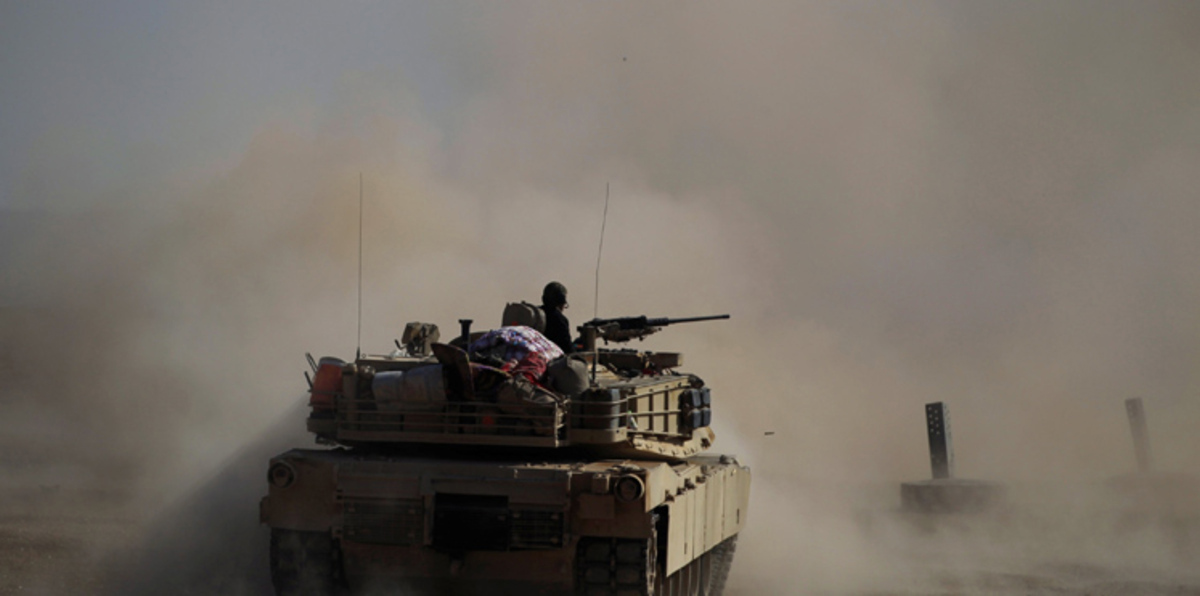 شاهد.. جندي عراقي يلتقط لنفسه "سيلفي" أثناء معركة الموصل