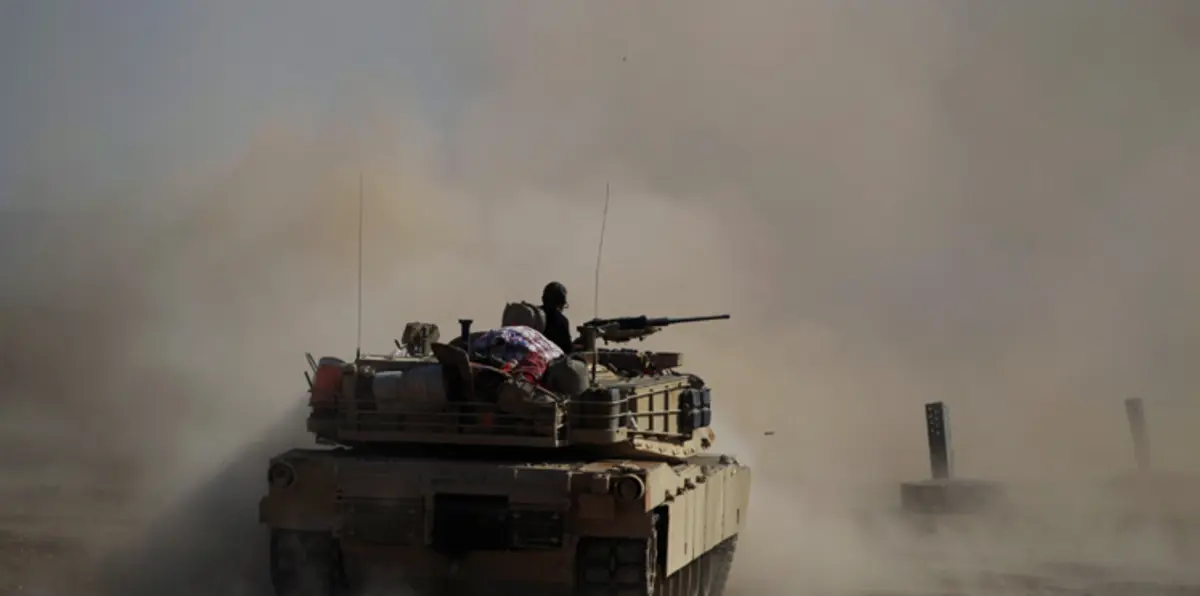 شاهد.. جندي عراقي يلتقط لنفسه "سيلفي" أثناء معركة الموصل