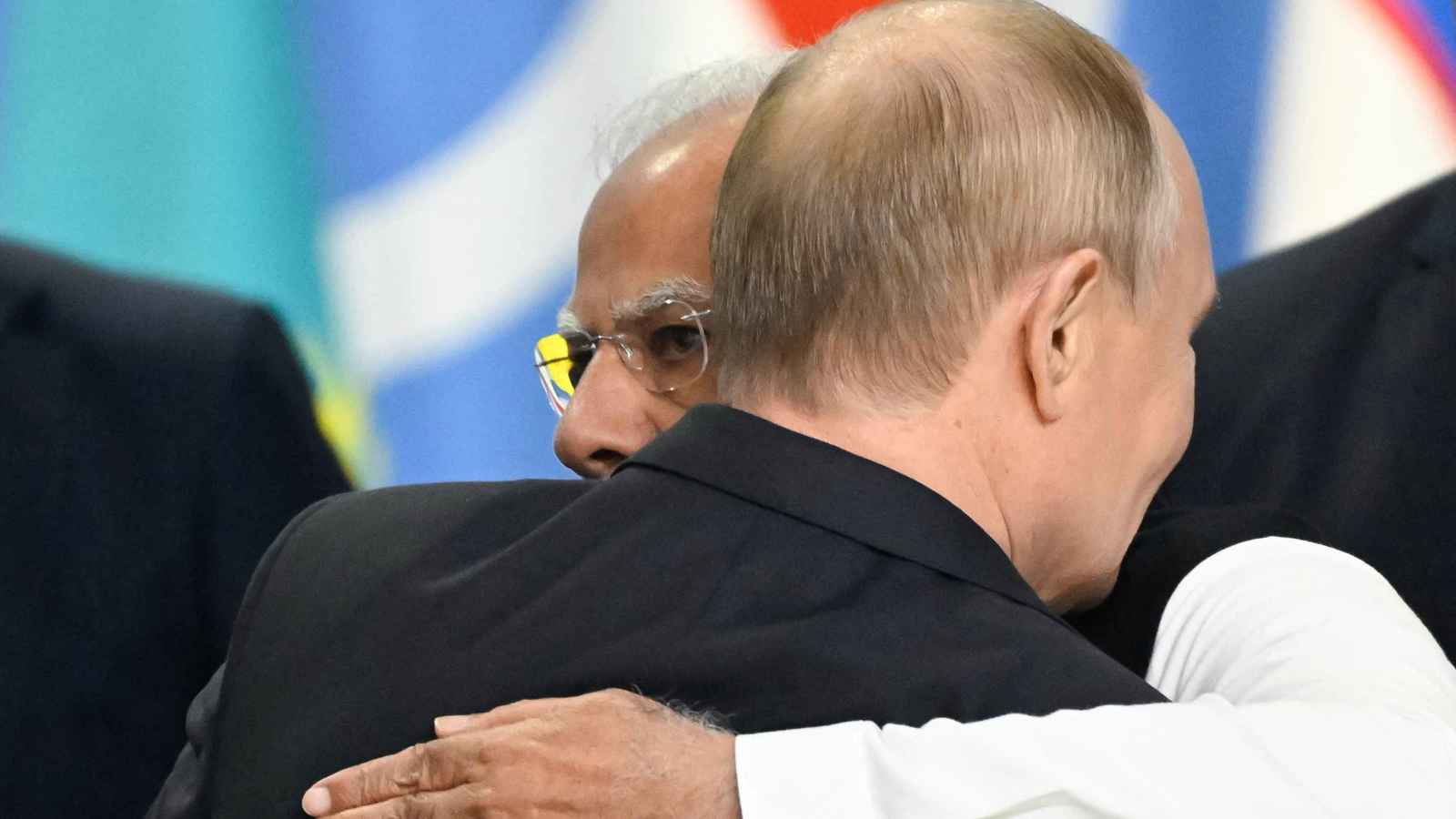 هدية تقليدية من مودي لبوتين على هامش "بريكس"