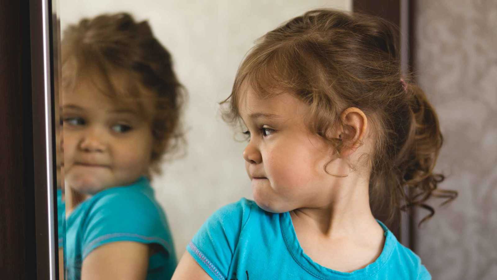 "أنا قبيح".. كيف تساعد طفلك على تقبّل تعقيداته الجسدية؟