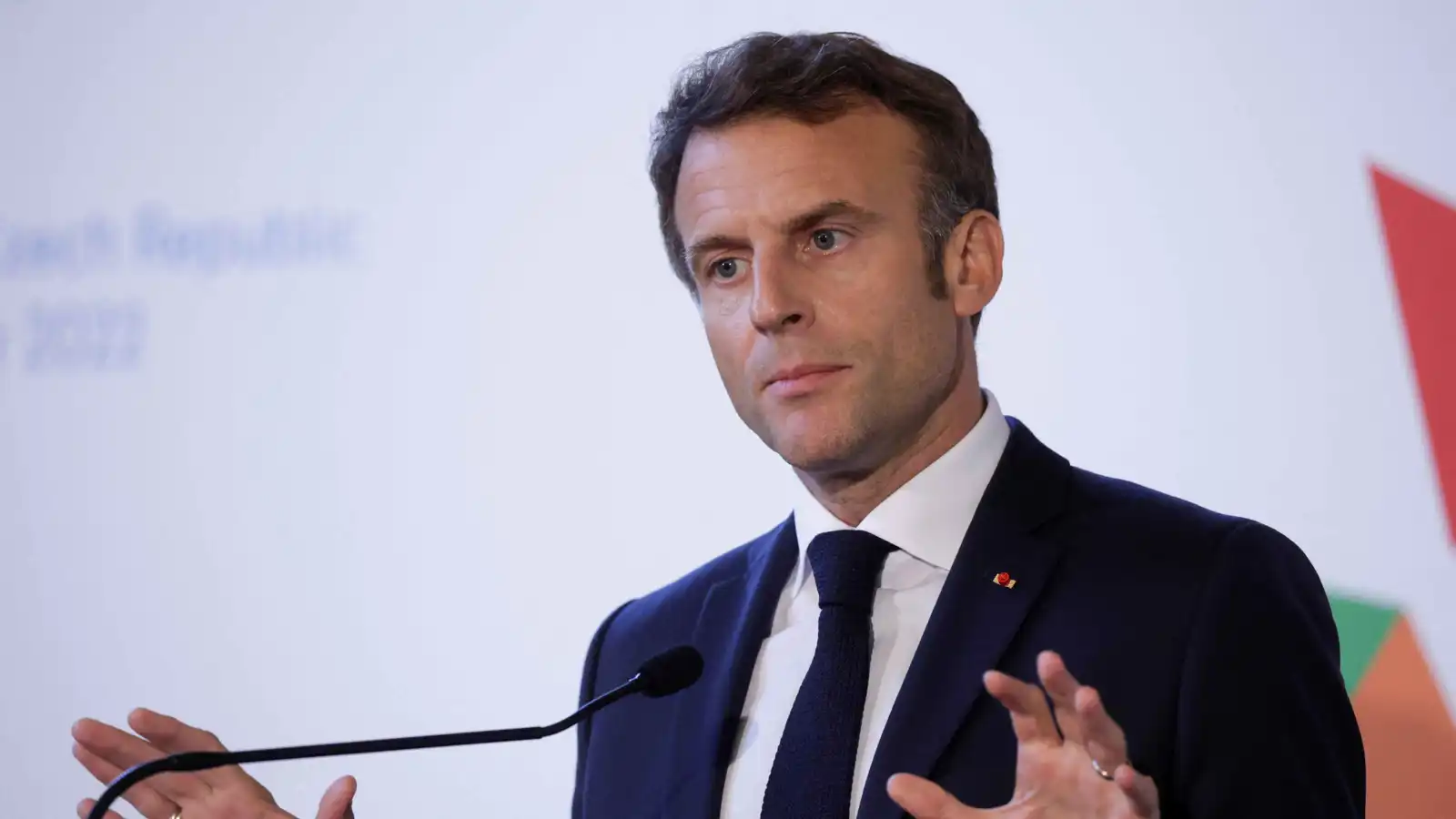 ماكرون يدعو الاتحاد الأوروبي إلى طرح خطة مشتركة لتحدي الدولار