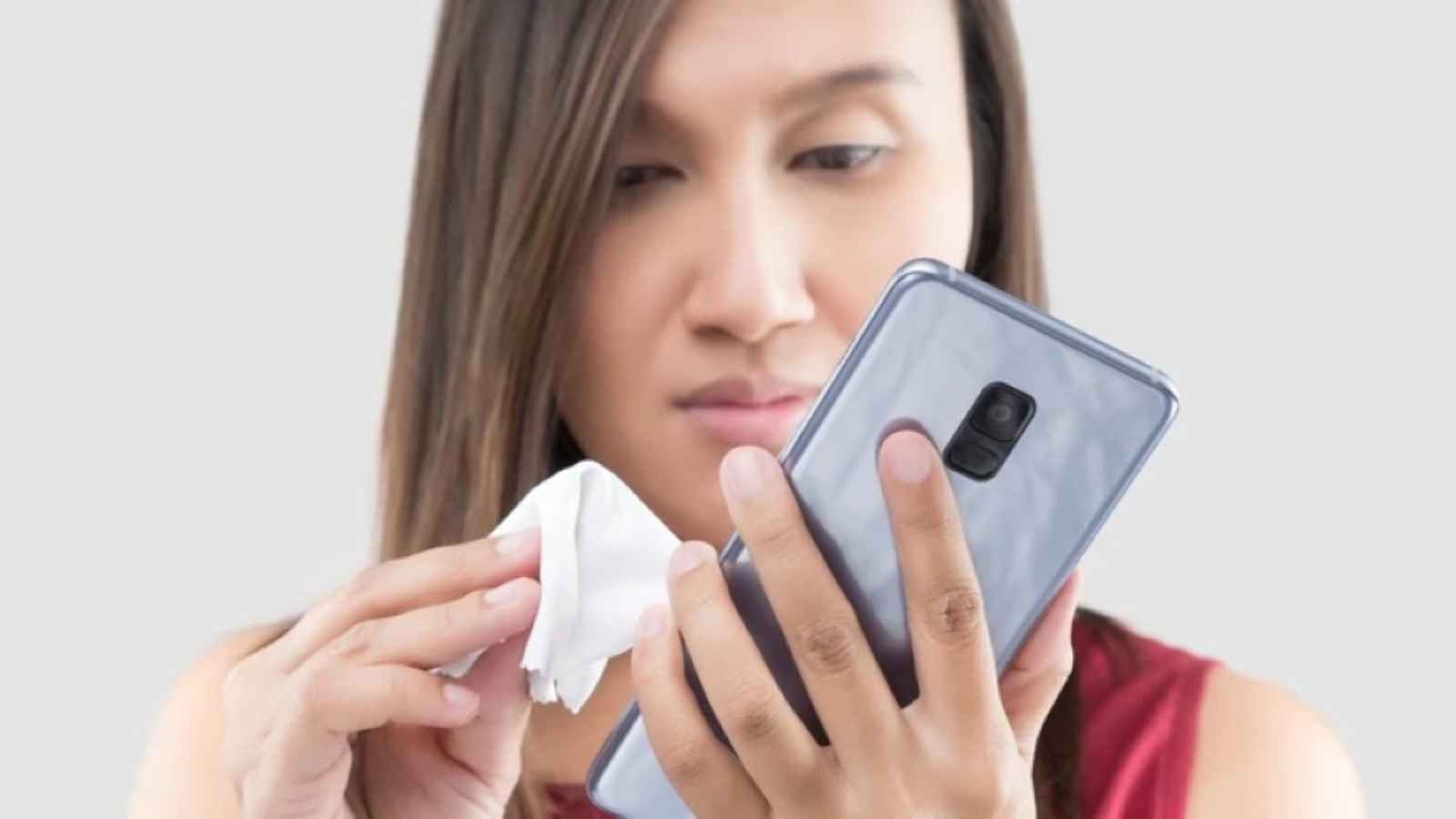 بيئة خصبة للبكتيريا.. تنظيف الهاتف وتعقيمه "في غاية الأهمية"