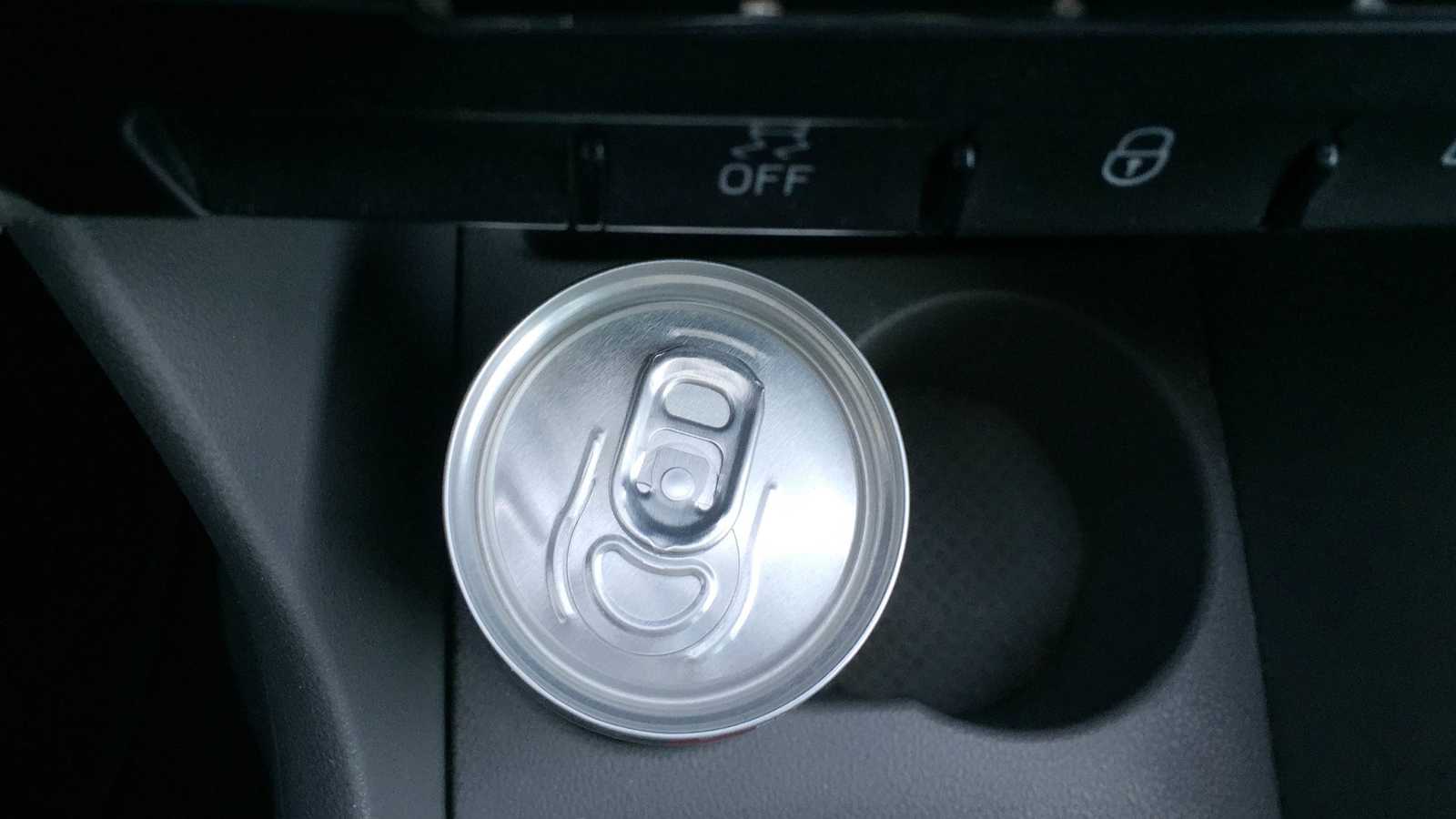 شاهد ماذا فعل انفجار عبوة مشروب غازي داخل سيارة (فيديو)