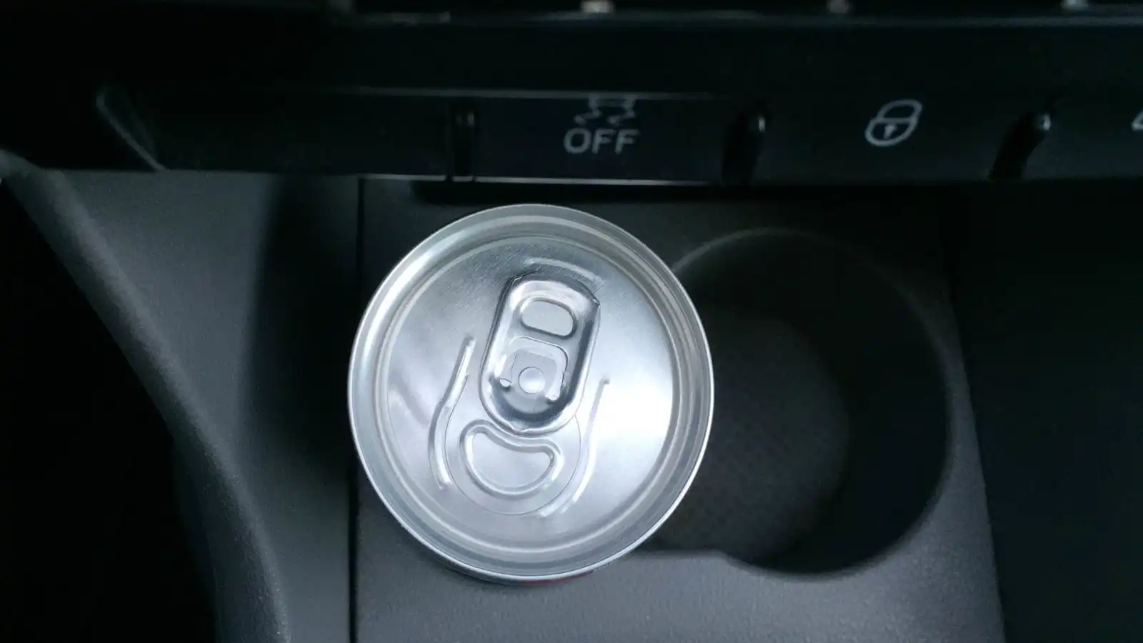 شاهد ماذا فعل انفجار عبوة مشروب غازي داخل سيارة (فيديو)