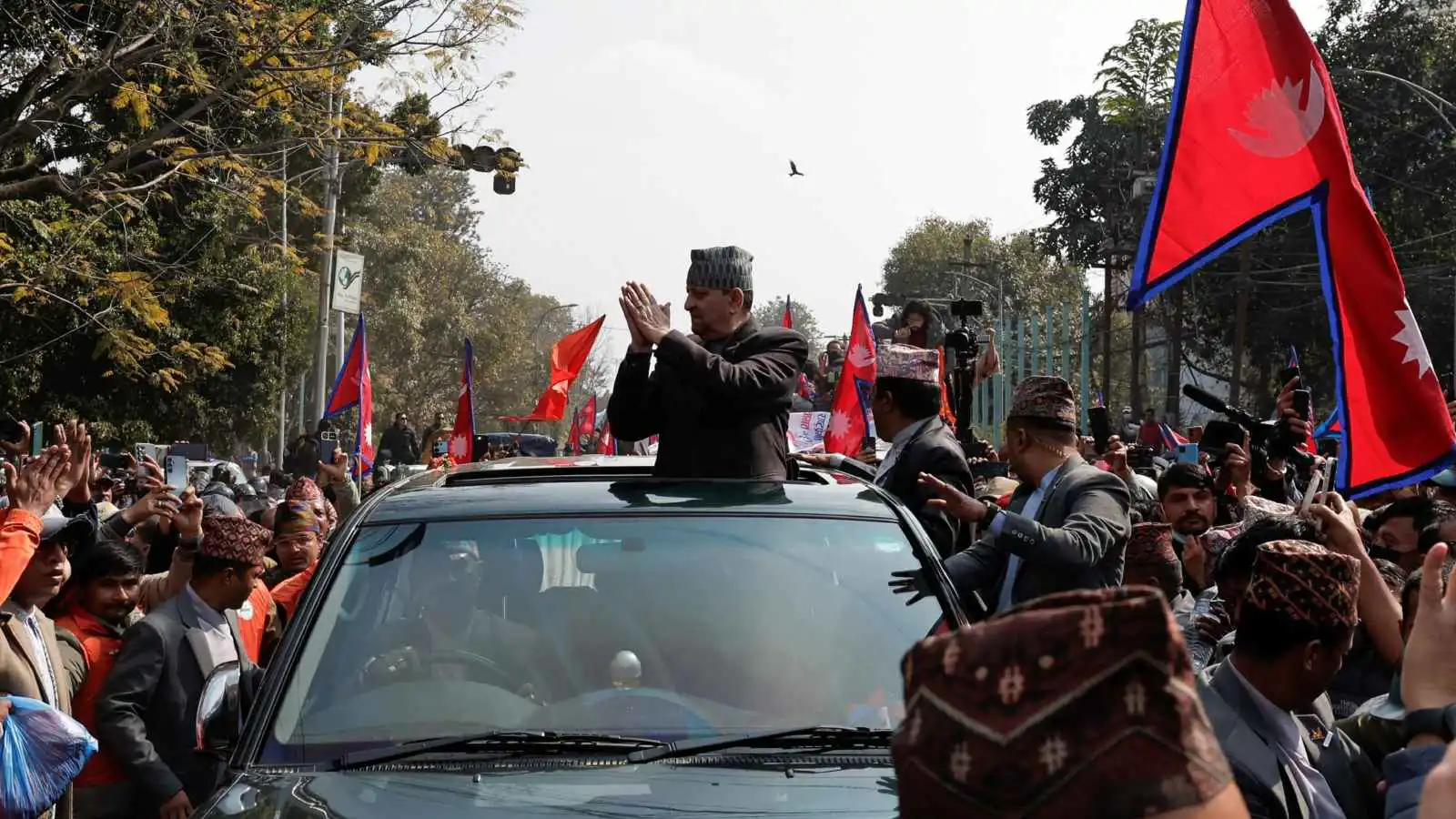 الآلاف يحتشدون دعمًا لملك نيبال السابق ويدعون لعودة الملكية