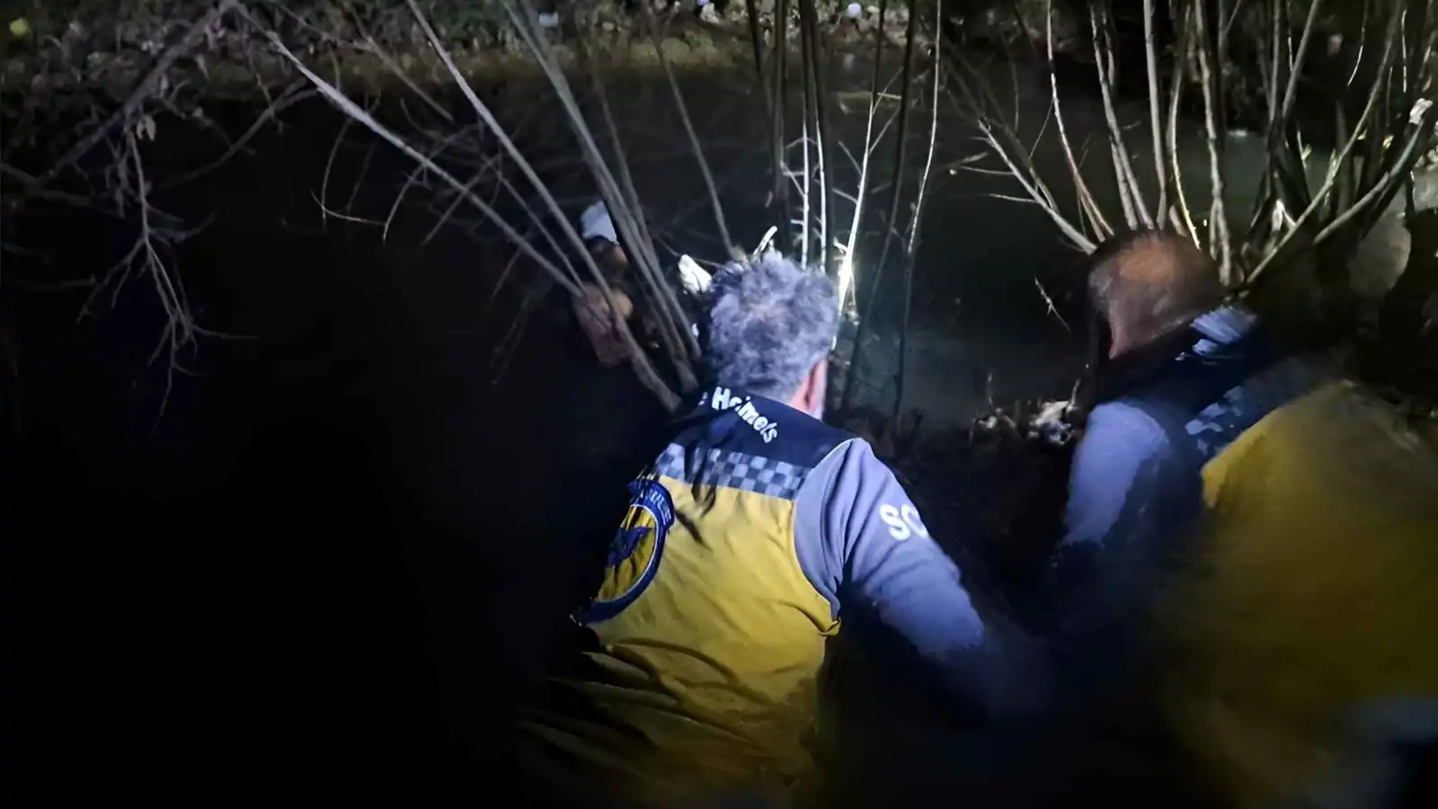 عناصر الدفاع المدني خلال البحث عن الطفل المفقود