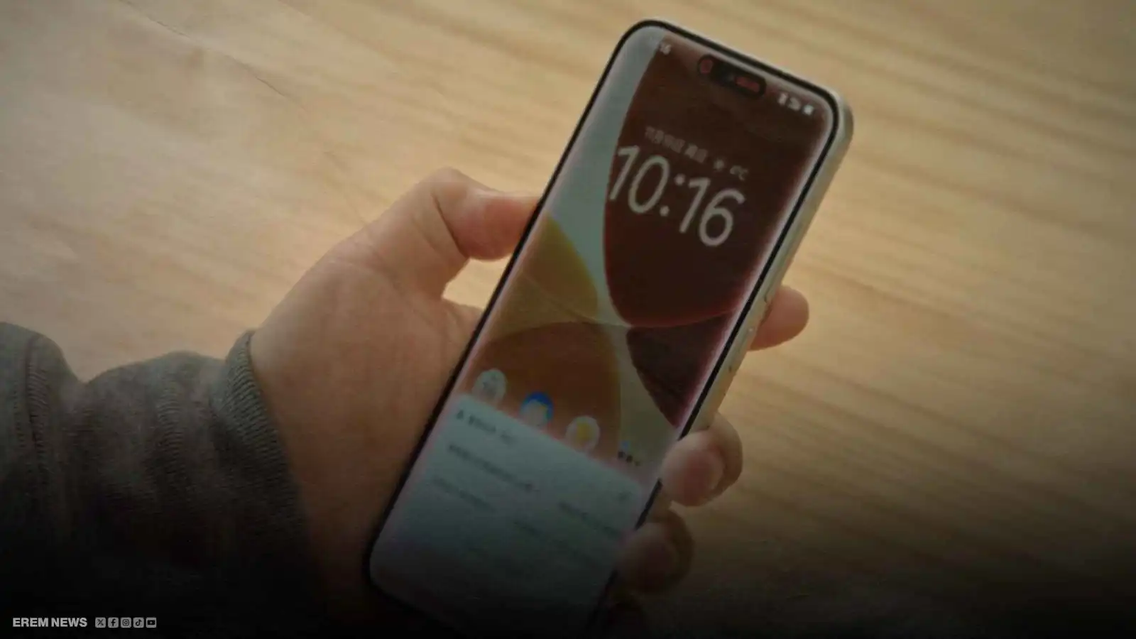 "وداعاً للمس".. أول هاتف يعمل ذاتياً بالكامل (فيديو إرم)