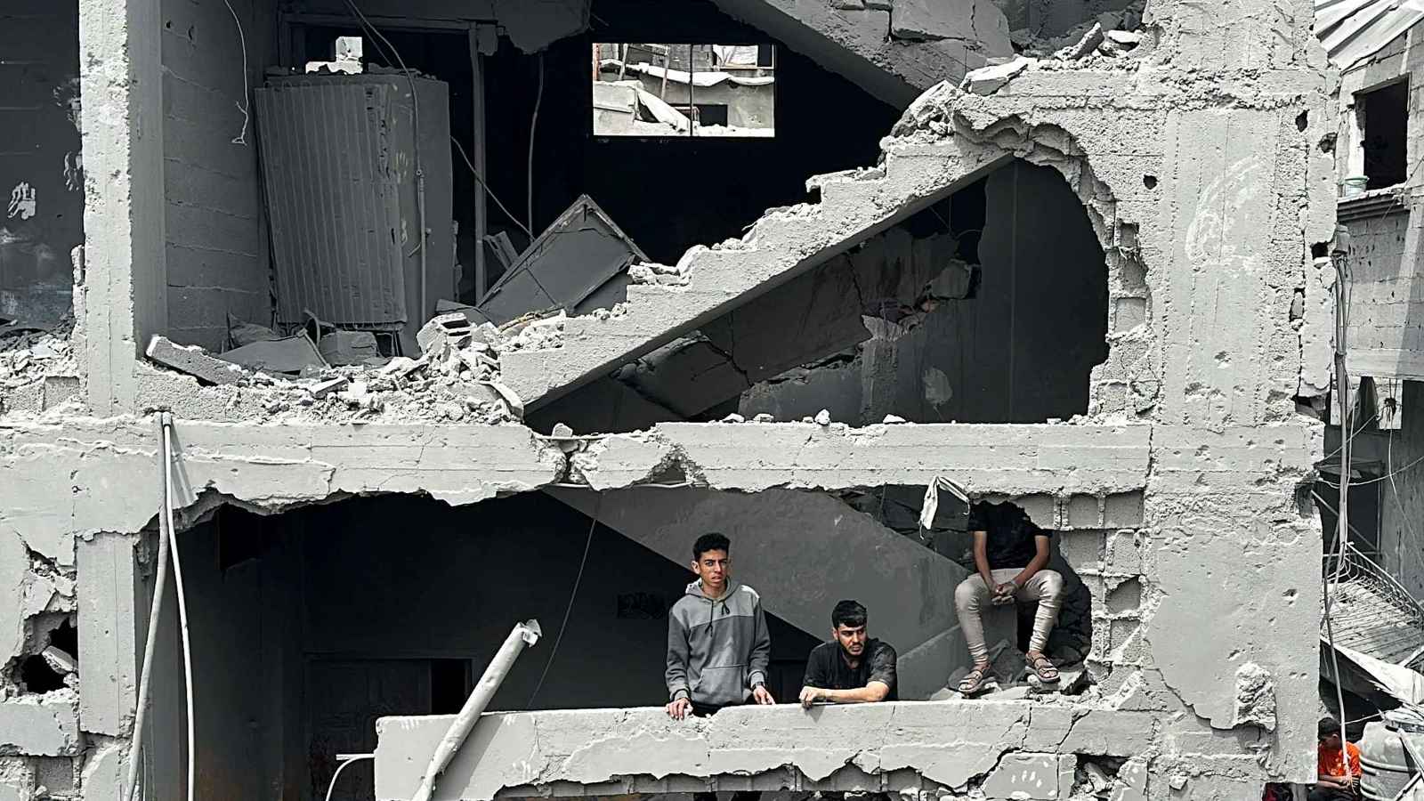 إسرائيل تكثّف غاراتها على غزة وتطوّق رفح