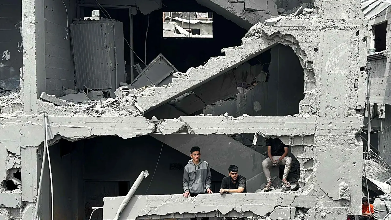 إسرائيل تكثّف غاراتها على غزة وتطوّق رفح