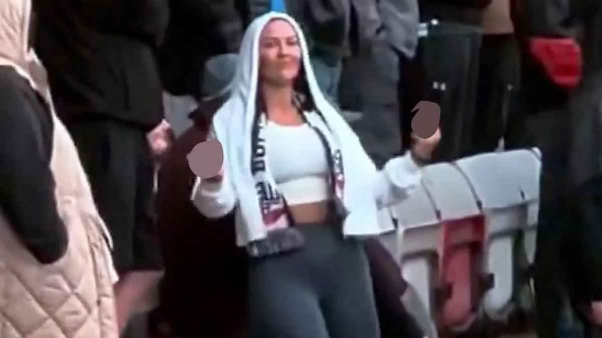 رفعت قميصها.. تصرف صادم لمشجعة إنجليزية بعد السخرية من فريقها (صور)