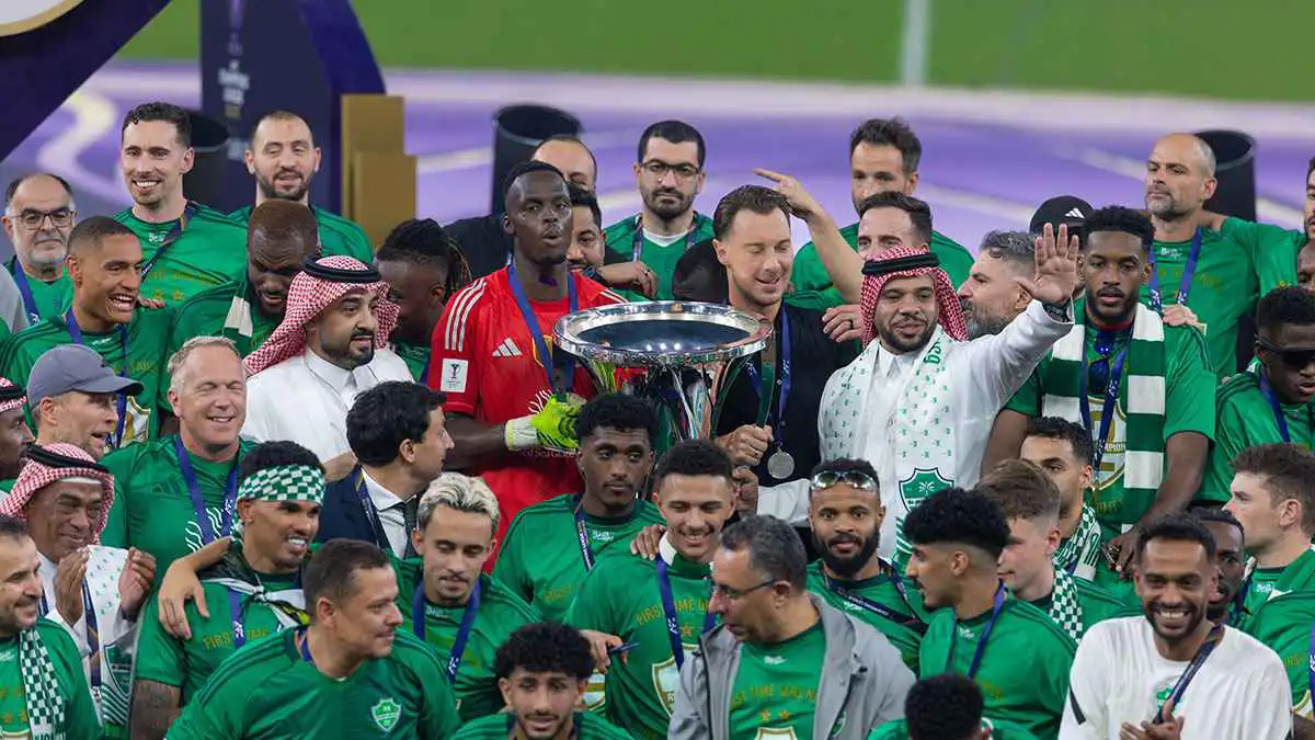 شيء لا يمتلكه غيرهم.. كيف يلعب الأهلي السعودي مكتملاً بعد طرد لاعبيه؟