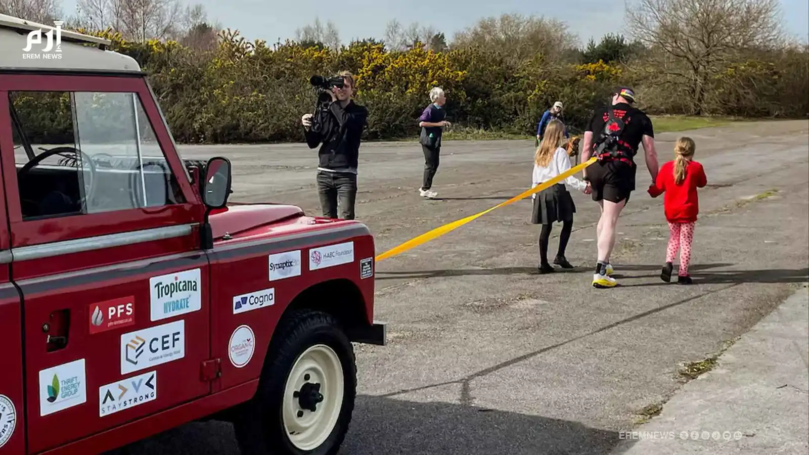 نام 20 دقيقة فقط في 4 أيام.. جندي سابق يجر سيارة لهدف خيري (فيديو إرم)