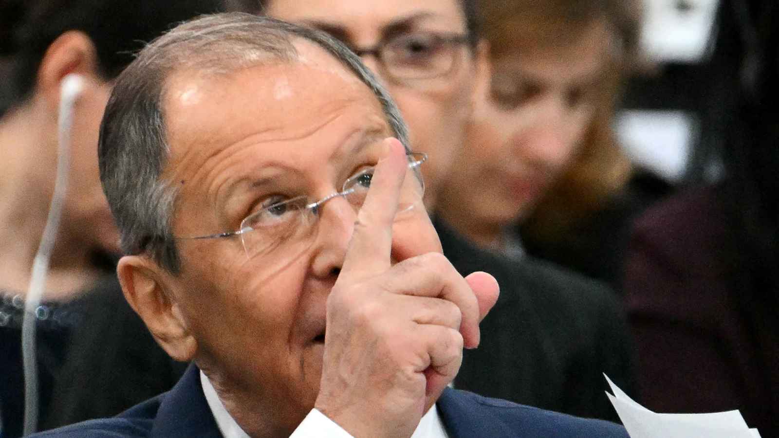 ملوحاً بالسلاح النووي.. لافروف: "لا تختبروا صبرنا"