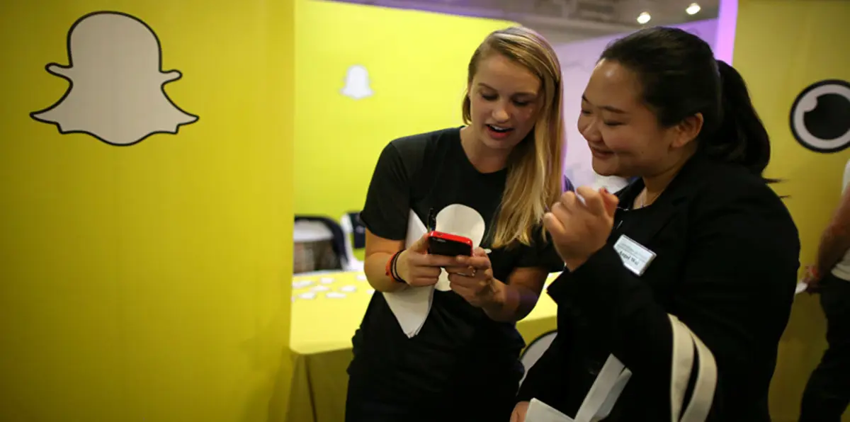 لإغراء المستخدمين.. "سناب شات" يتيح إجراء مكالمة فيديو بين 16 شخصًا (صور)