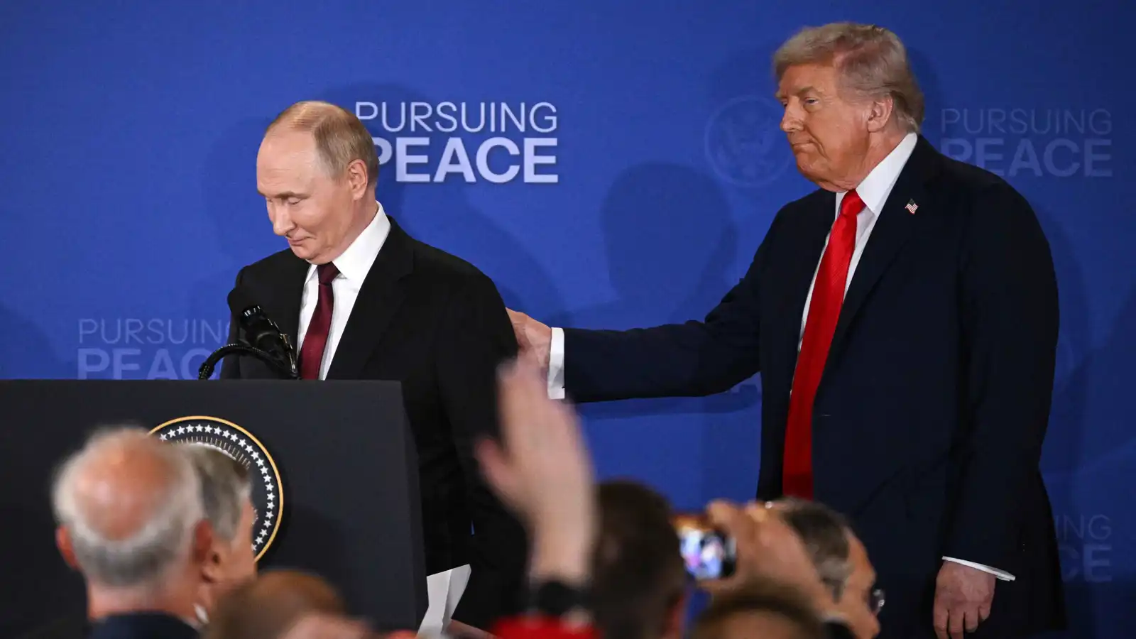 قطع اجتماعه مع قادة أوروبا.. لماذا هاتف ترامب بوتين على انفراد؟