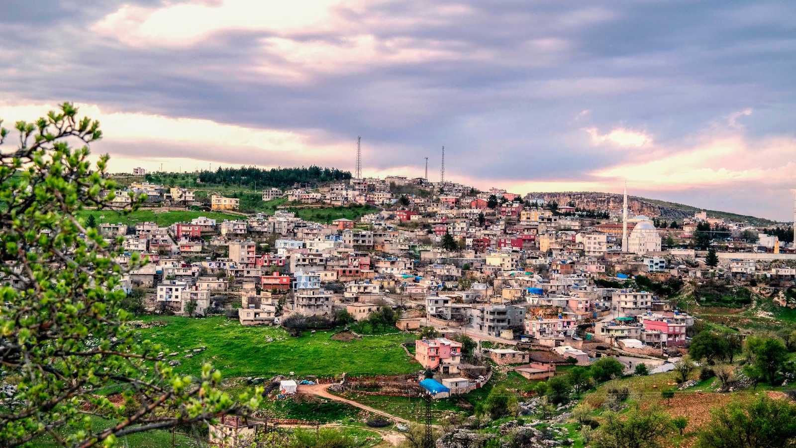 بعد 17 عامًا على دفنه.. عائلة تركية تبحث عن ابنها الحقيقي