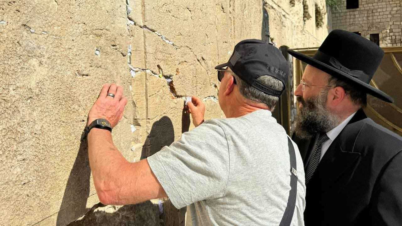 ويتكوف يصلي من أجل الرهائن ونهاية الحرب في غزة (صور)