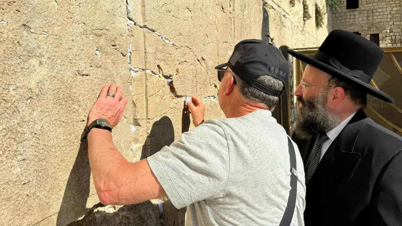 ويتكوف يصلي من أجل الرهائن ونهاية الحرب في غزة (صور)