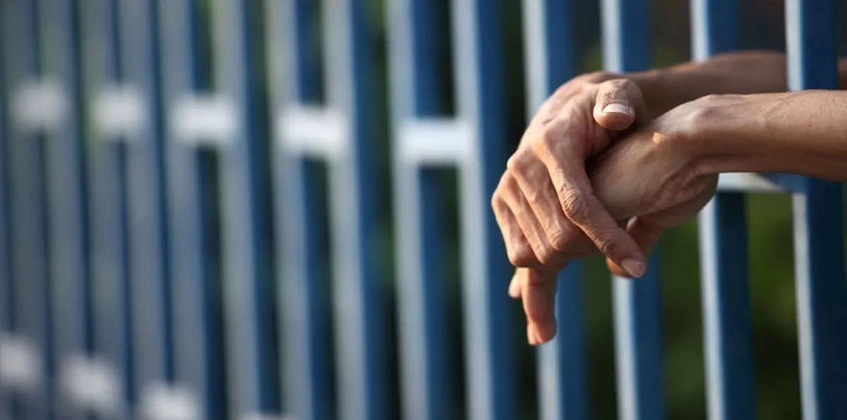 رجل هاجم امرأة مسلمة بمطار في نيويورك يواجه 9 تهمٍ بالكراهية