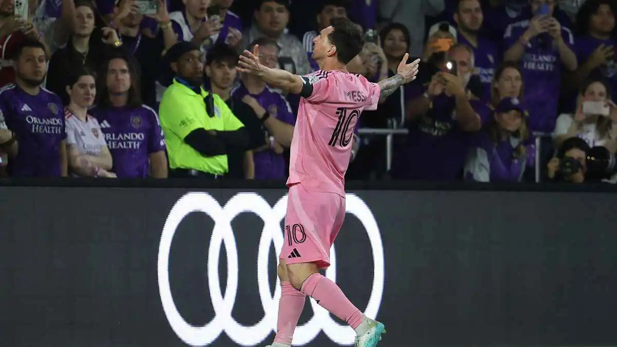 هل تريد توقيعي؟.. ميسي يسخر من أحد أفراد الجهاز الفني لأورلاندو سيتي (فيديو)