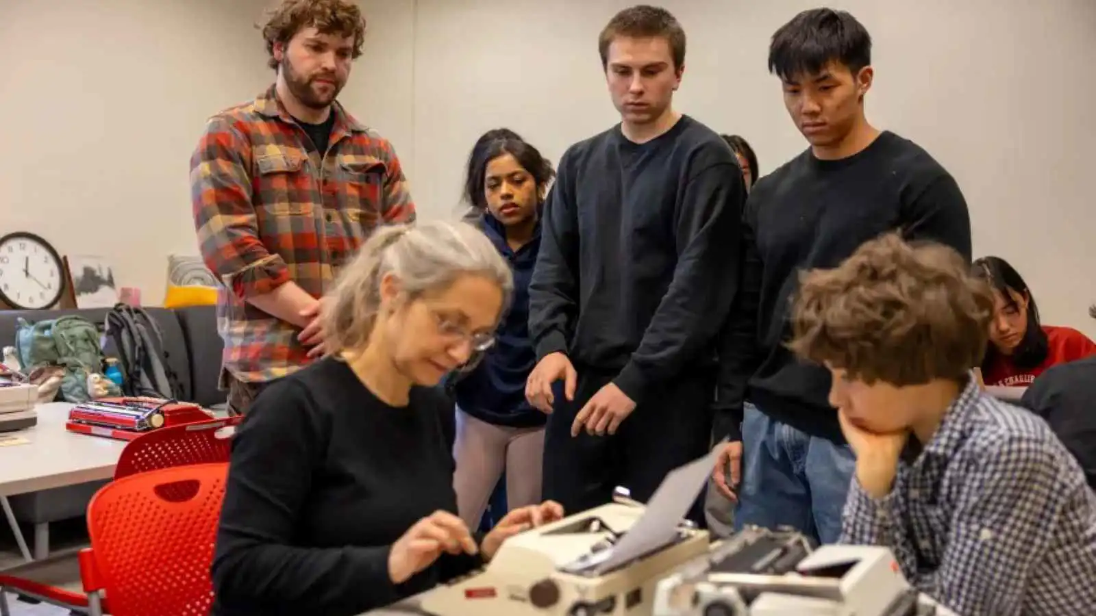 ضد الـ AI.. أستاذة تعيد طلابها إلى الخمسينيات (فيديو إرم)