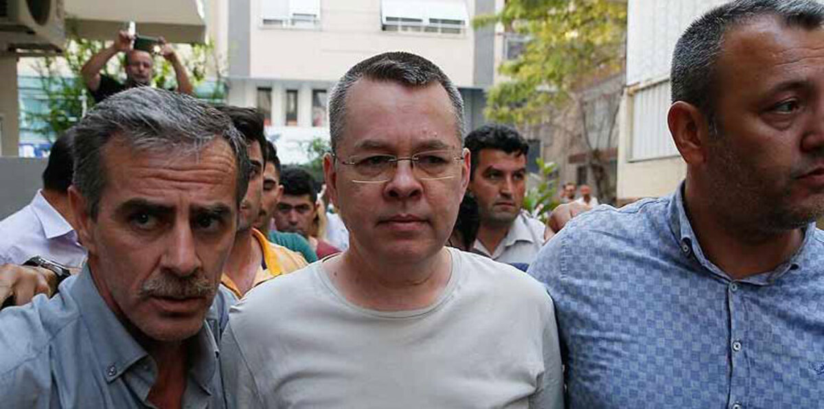 فجأة غير الشهود أقوالهم.. تركيا تفرج عن القس الأمريكي برانسون  (صور)