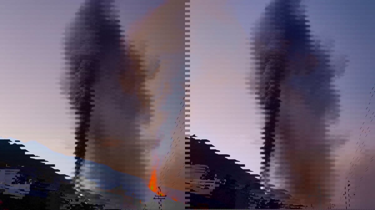 تدفق كثيف للحمم بعد انهيار بفوهة البركان في جزيرة لابالما (صور)