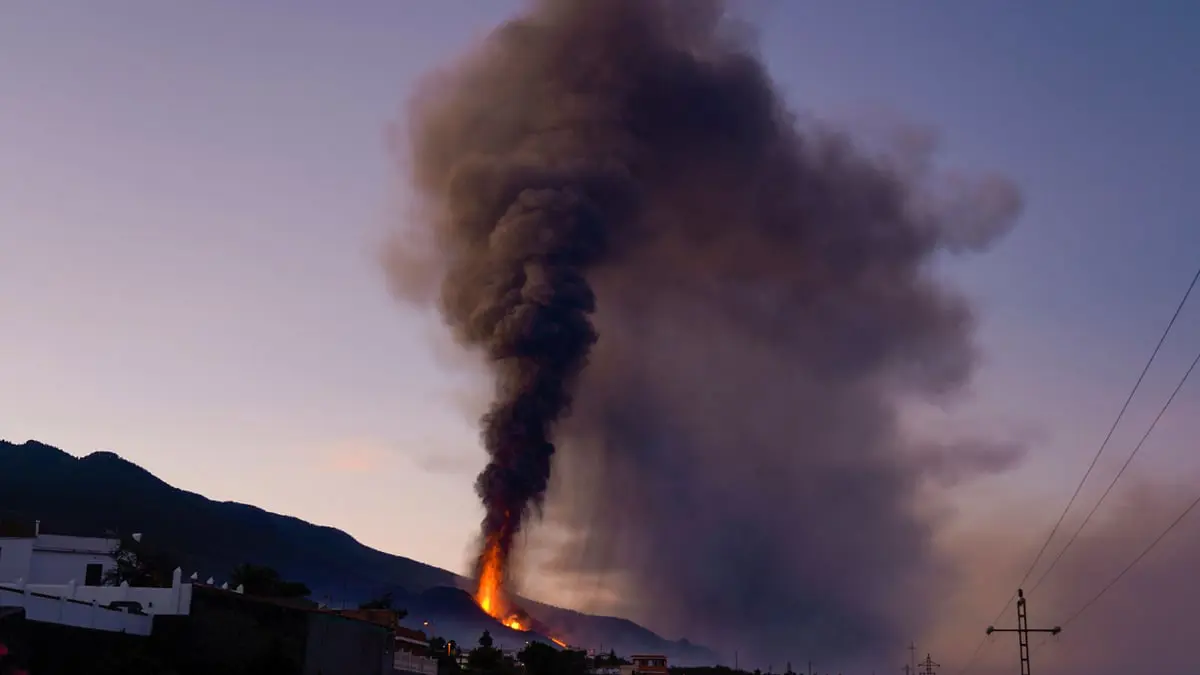 تدفق كثيف للحمم بعد انهيار بفوهة البركان في جزيرة لابالما (صور)