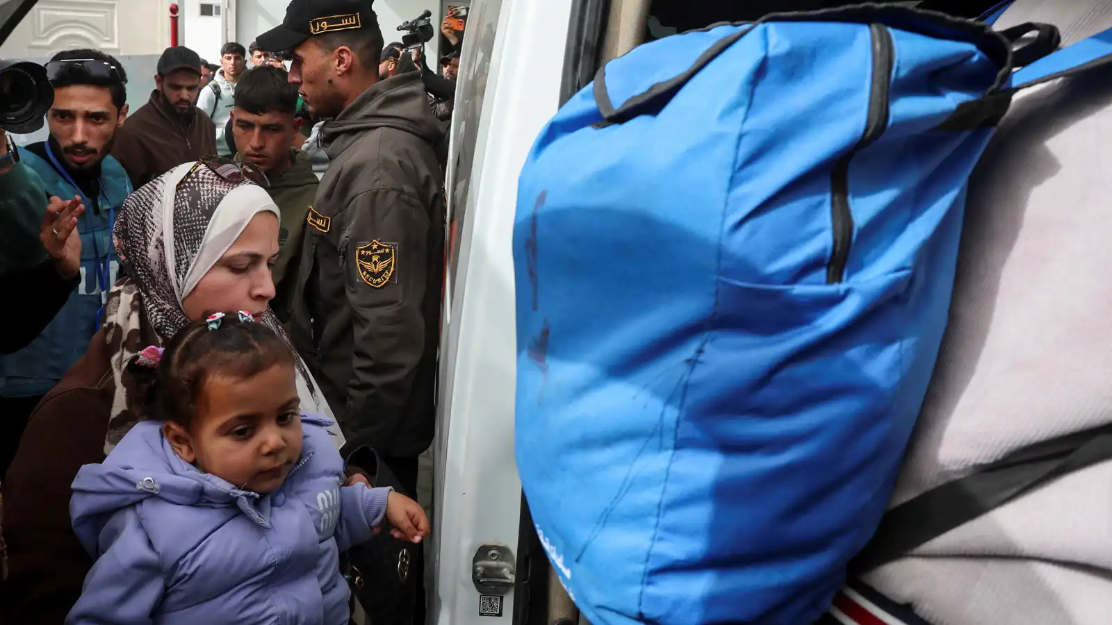 تقل 12 مسافرًا.. وصول أول حافلة من العائدين إلى غزة عبر معبر رفح