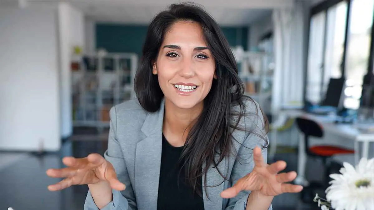 ماذا يعني لمس اليدين أثناء الحديث؟