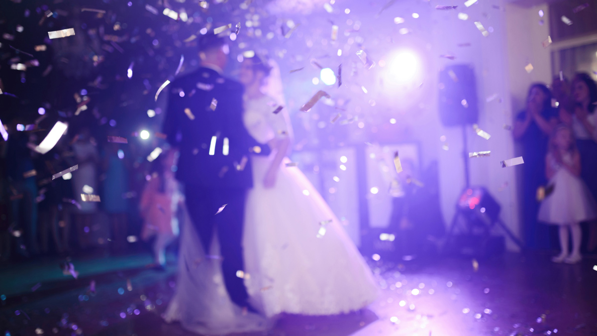 الشرطة الجزائرية تداهم قاعة أفراح وتحجر على العروسين والمعازيم (فيديو)