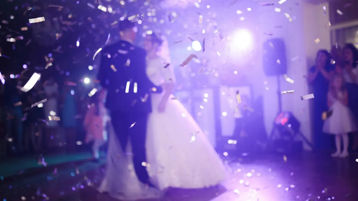 الشرطة الجزائرية تداهم قاعة أفراح وتحجر على العروسين والمعازيم (فيديو)