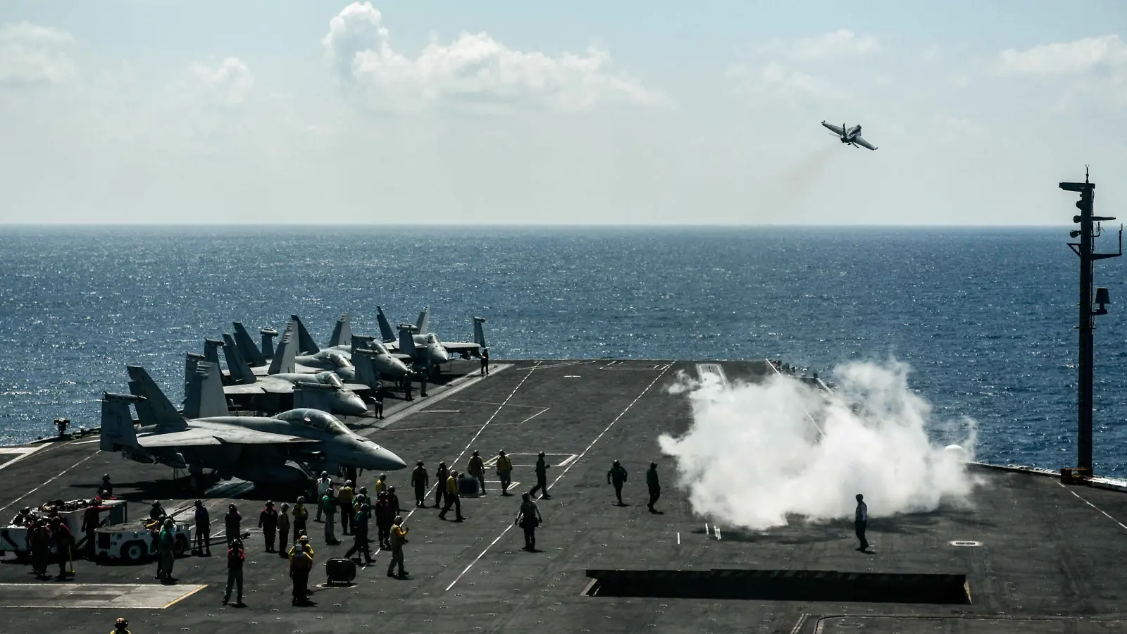 خاص ـ أمريكا تحشد في الشرق الأوسط ومسيراتها فوق "بوشهر" النووي