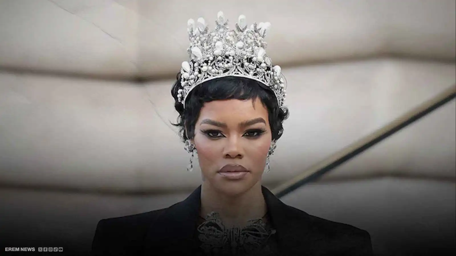 مجوهرات اللوفر المسروقة على رأس فنانة أمريكية.. ما القصة؟ (فيديو إرم)