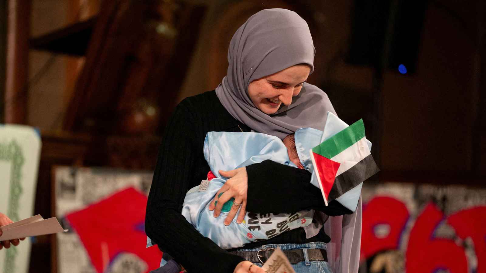 طالب جامعة كولومبيا المحتجز محمود خليل يلتقي بمولوده للمرة الأولى