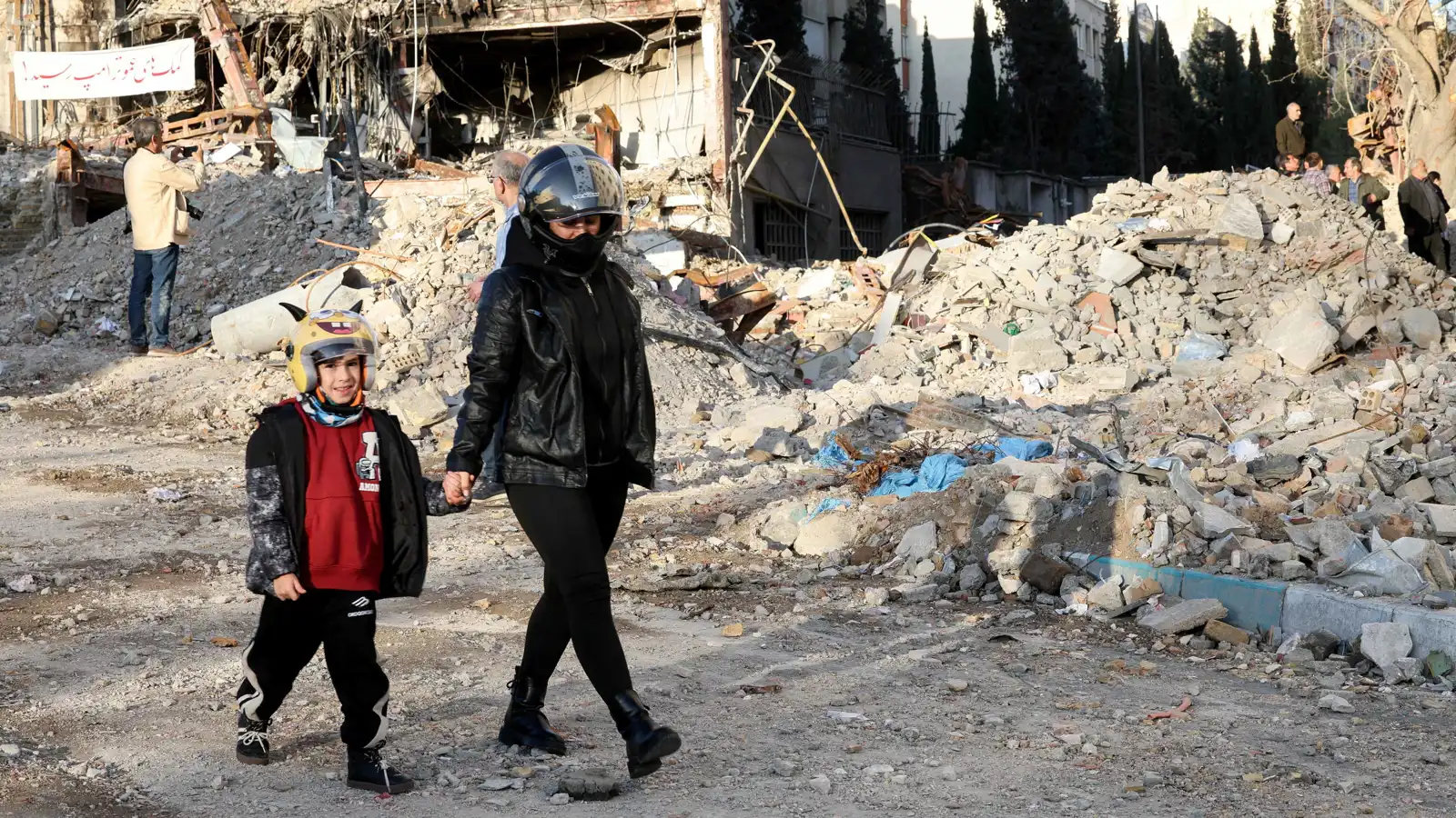 آخر أسلحة إيران؟.. لعبة الرهائن قبل "رقصة الموت"