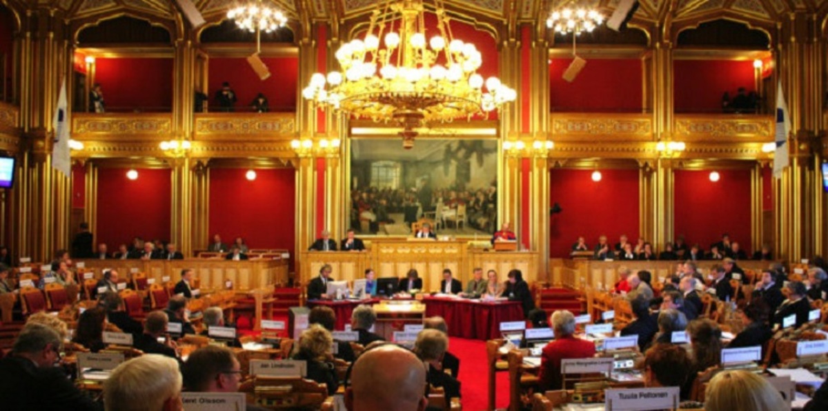 بالفيديو.. زعيمة سياسية نرويجية تُطارد البوكيمون خلال جلسة للبرلمان