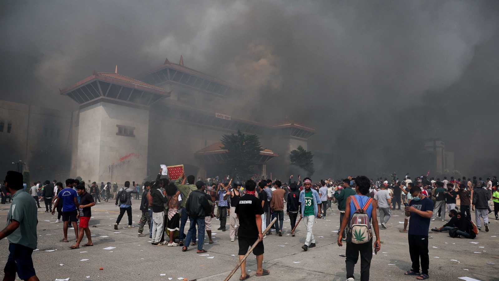 فرار مسؤولين بالمروحيات.. نيران الاحتجاجات تلتهم البرلمان النيبالي (فيديو)