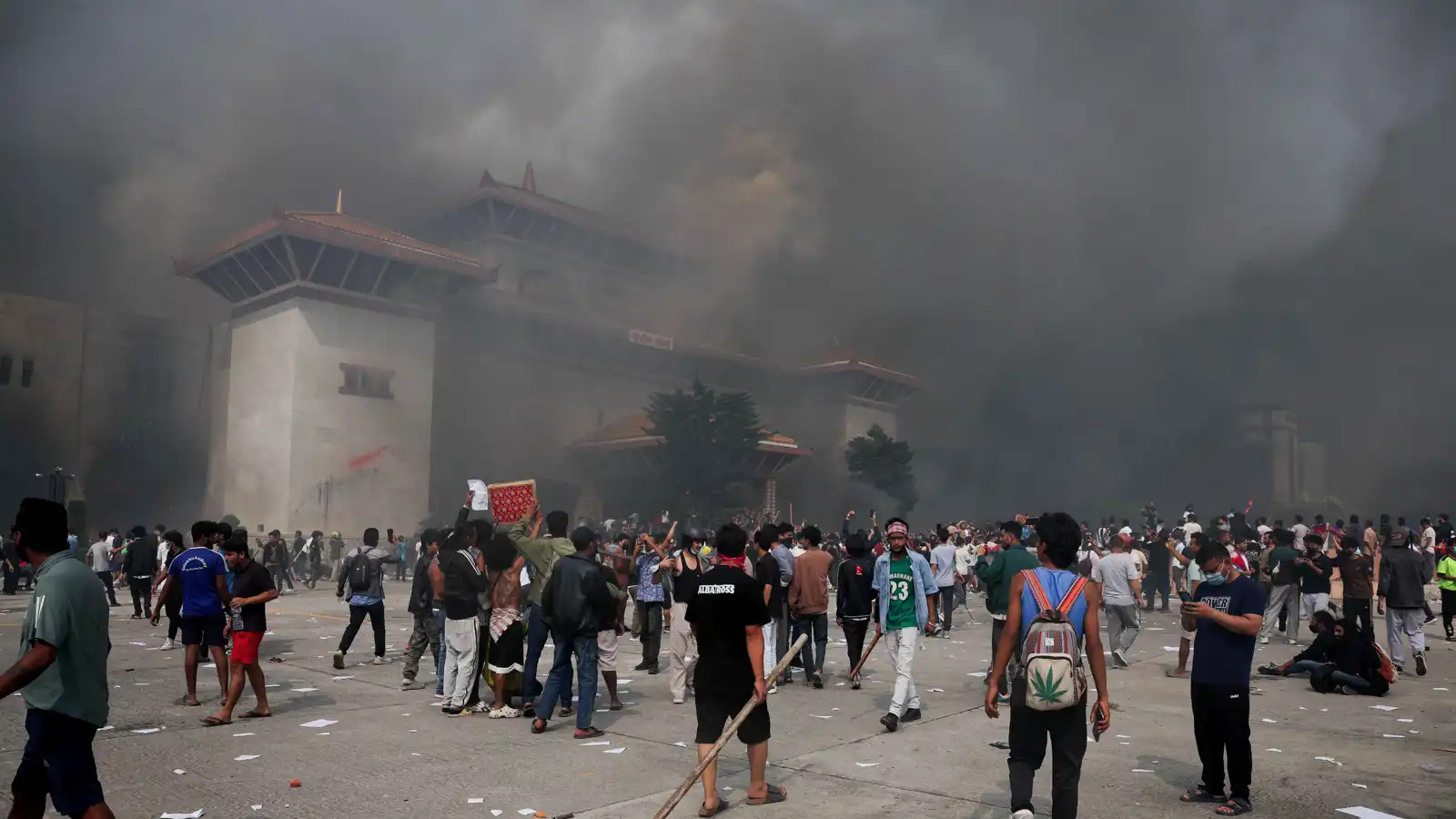 فرار مسؤولين بالمروحيات.. نيران الاحتجاجات تلتهم البرلمان النيبالي (فيديو)